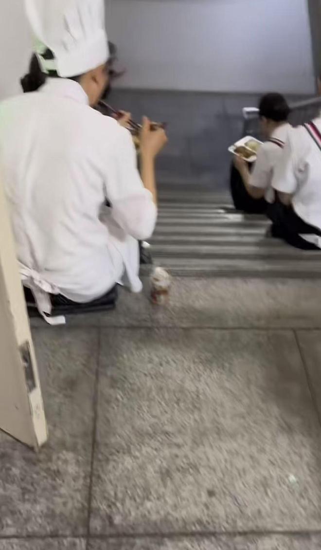 在桌上吃饭员工无奈只能蹲着吃饭开元棋牌网